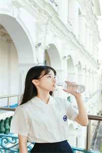 离婚后，疯批总裁服软了