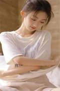 重回身死前，她转身抱紧了死对头